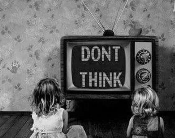 Barn sitter foran et fjernsyn som sier "ikke tenk"
