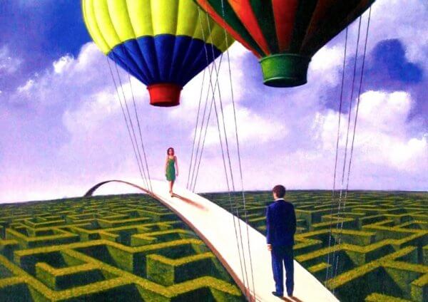 to personer på en bro over en labyrint med luftballonger over