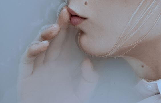 Kvinne bruker stillhet som straff