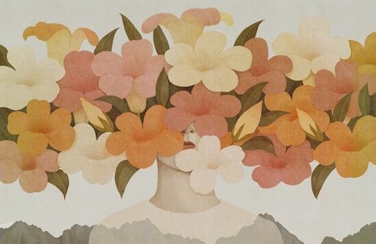 en persons ansikt dekket med blomster