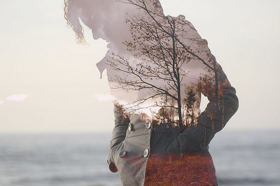 Kvinne går tur på høsten