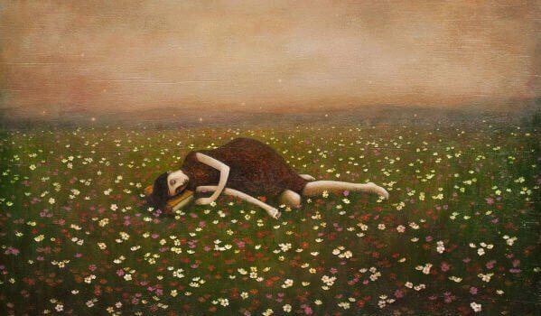 en kvinne som ligger i et felt av blomster