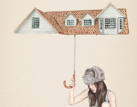 en kvinne som holder en paraply formet som et tak