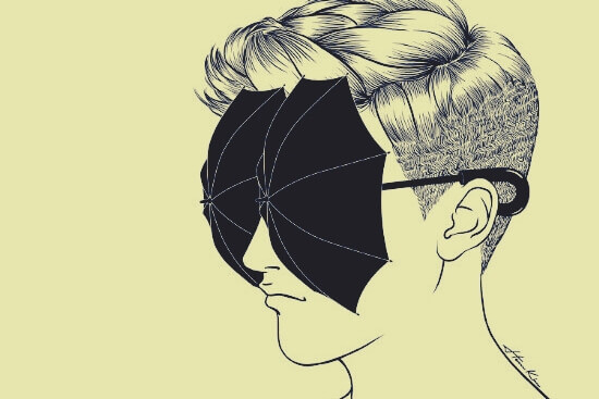 Person med små paraplyer foran øynene