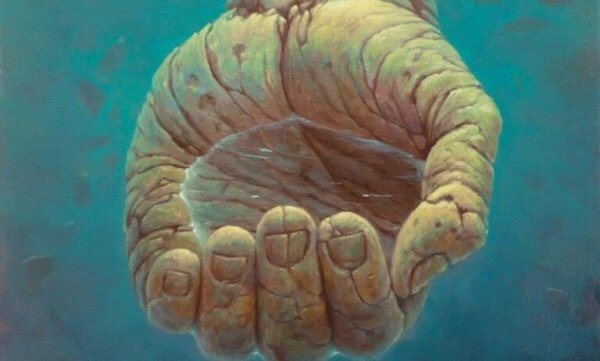 en steinhånd i vannet