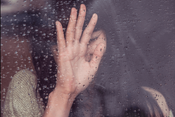 Psykofysiologiske lidelser - kvinne gråter foran et vindu