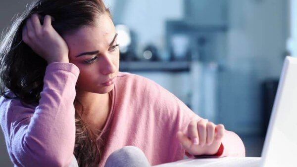 en trist tenåring på datamaskinen