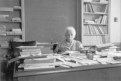 Einsteins rotete skrivebord, et tegn på intelligens