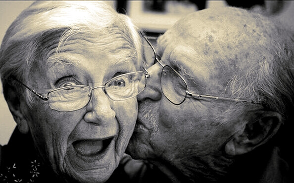 Eldre par opplever kjærlighetens kjemi