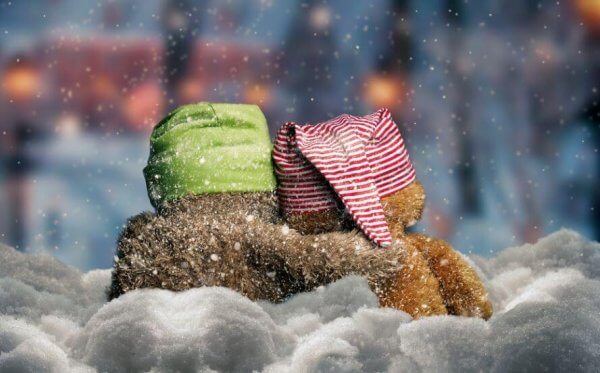 Kosebamser sitter ute i vinteren