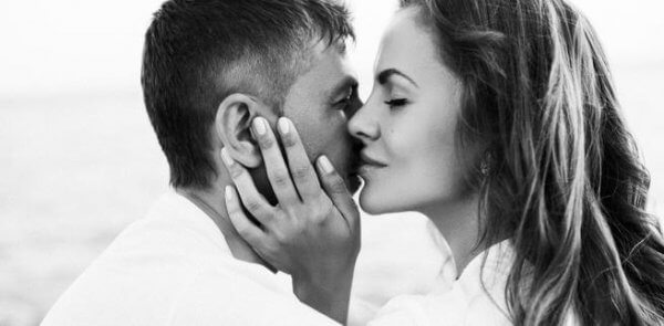 Kvinne hvisker i manns øre