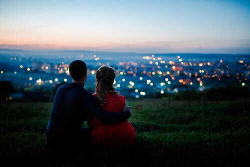 Lykkelig par ser på utsikten på kveldstid