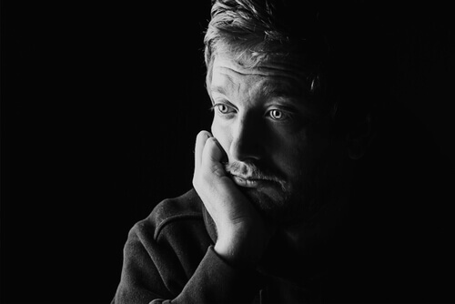 en mistroisk mann med Pistantrofobi