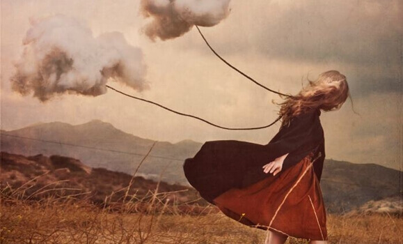 Kvinne drar skyer bak seg