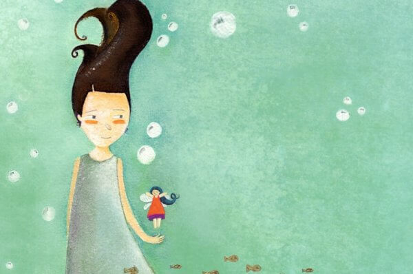 en jente som leker med sin dukke