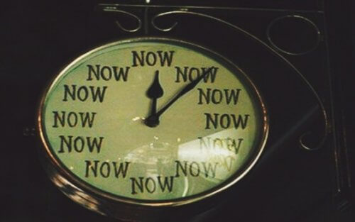 Klokke som sier "now"