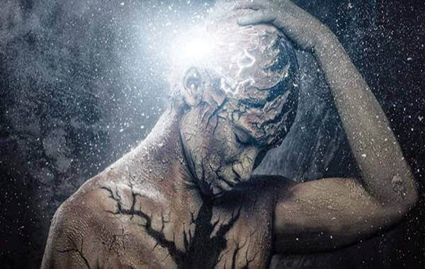 Mann med kraftig hodepine