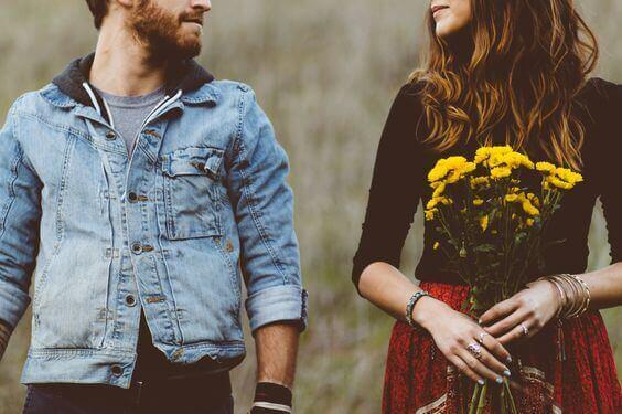 et par, der jenta holder gule blomster