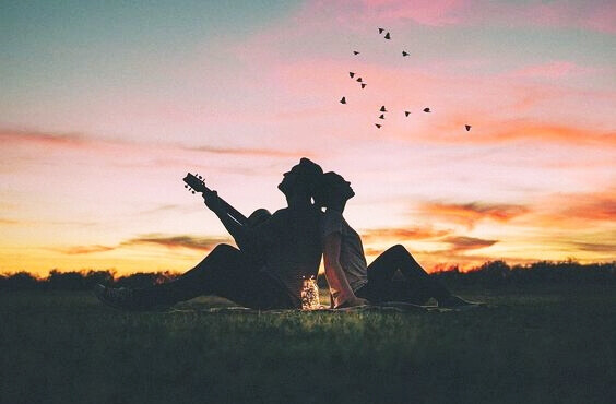 et par, mannen spiller gitar