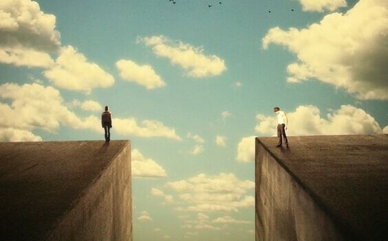 To personer på klipper i himmelen