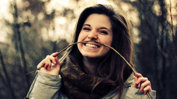 Jente ler av seg selv