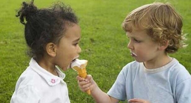 Gutt deler iskrem med jente