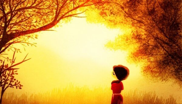 Jente i skogen i solskinnet