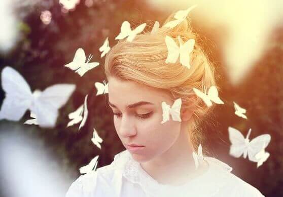Jente med sommerfugler