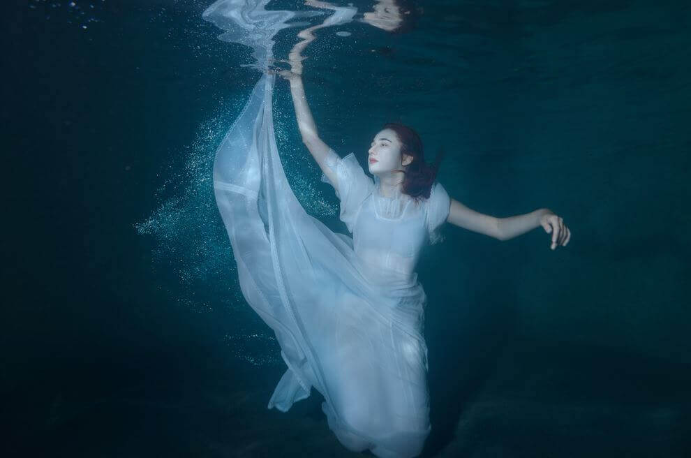 Kvinne under vann