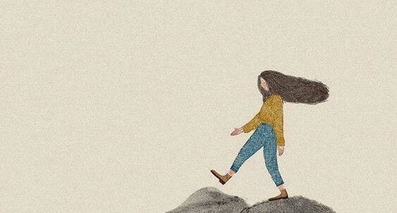 En jente som går på fjellet