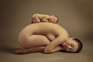 En baby som ligger opp på en mor