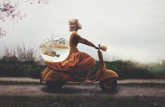 En kvinne på en scooter med en fiskebolle