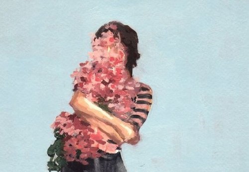 blomster som dekker en kvinne