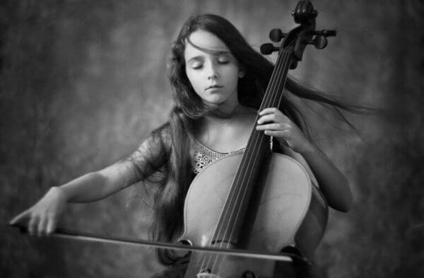 Jente spiller cello