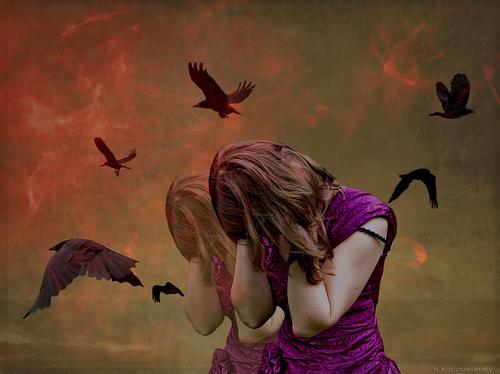 En jente blir angrepet av fugler