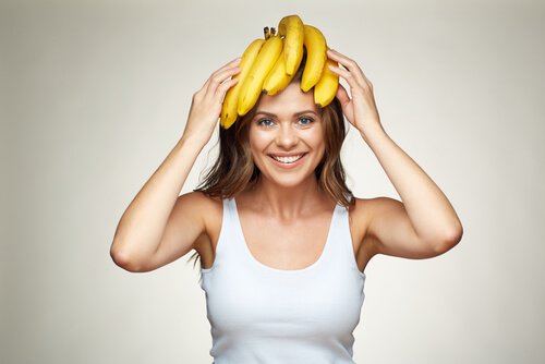 En kvinne med bananer på hodet