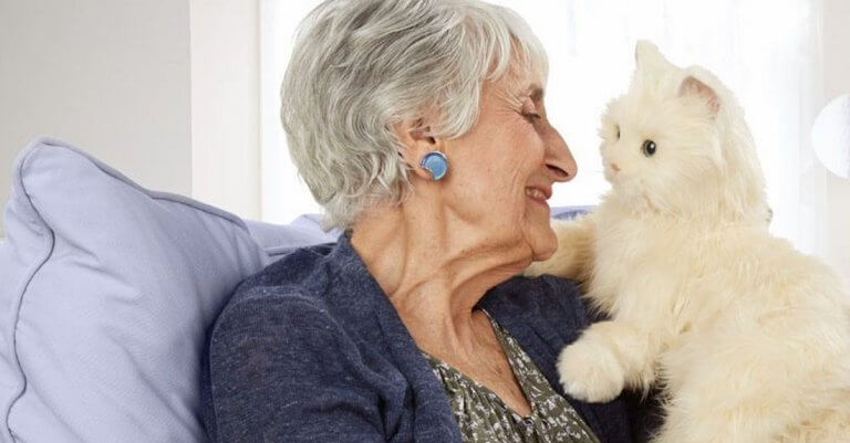 Eldre dame med katt