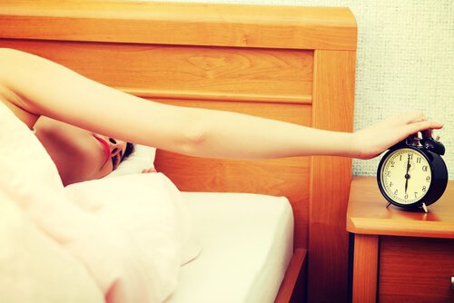 Kvinne slår av vekkerklokke