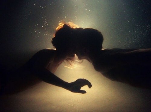 Par kysser under vann