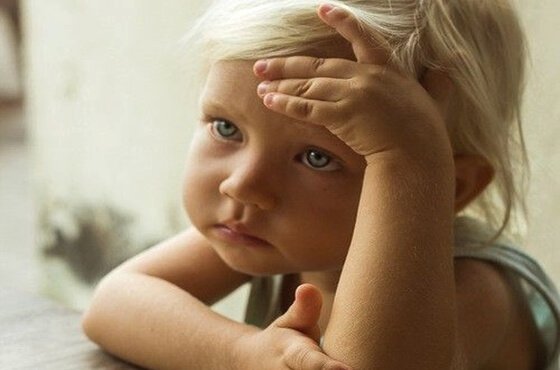 Et trist blond barn er bekymret.