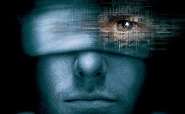 Mann med bandasjerte øyne ser