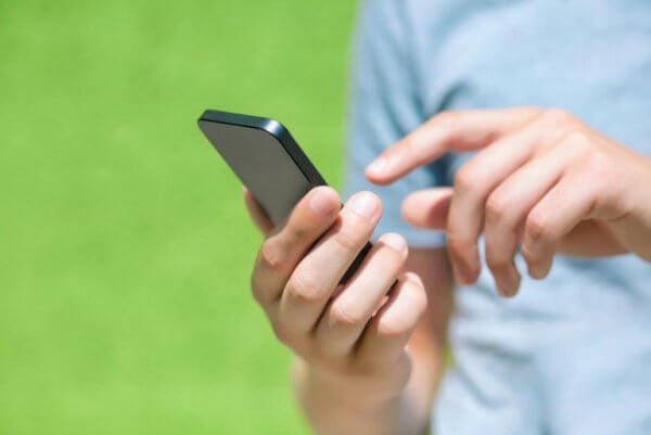Mann på mobiltelefon