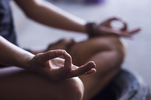 Lær 4 grunnleggende trinn for å begynne meditere nå