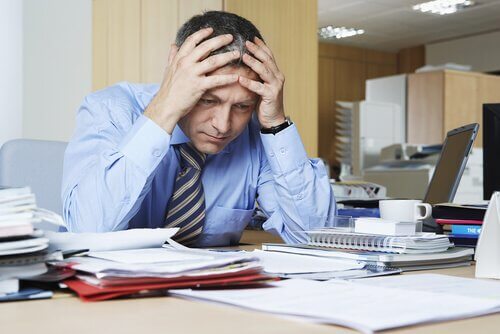 stresset mann på jobb med psykologisk utmattelse