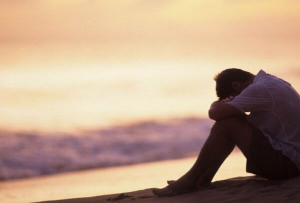 En trist mann på stranden.