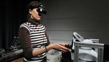 Kvinne kontrollerer en robot