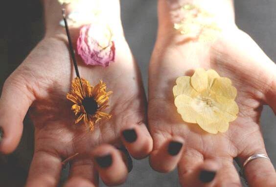 Hender med blomster