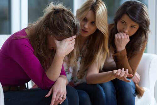 Kvinne snakker med vennene sine om psykologiske overgrep.