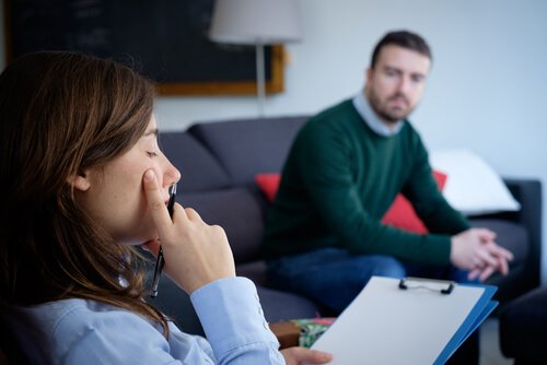 Mann hos psykolog