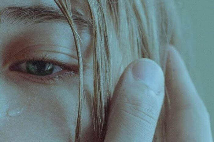 Gråtende kvinne blir utsatt for overgrep.